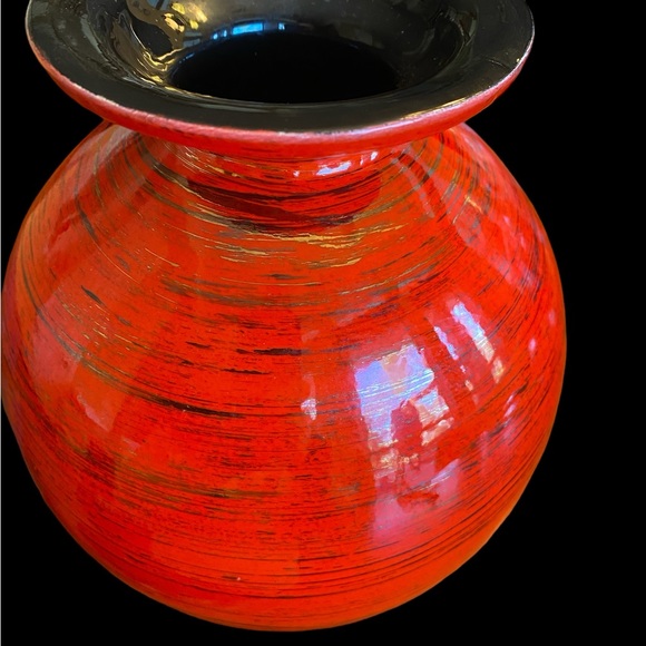 Beautiful vintage vase red with gold  8.5” tall x 6.5” wide Excellent condition - Picture 3 of 5